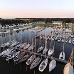 Am Yachthafen In *