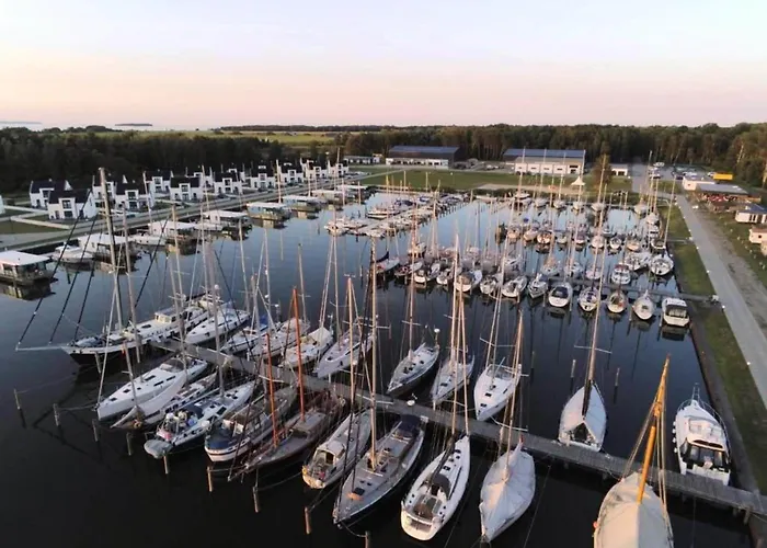Am Yachthafen In *